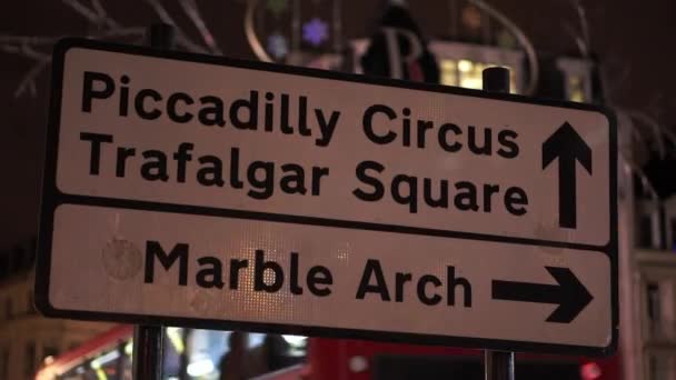 Underteckna Picadilly Circus och Trafalgar square - London, England — Stockvideo