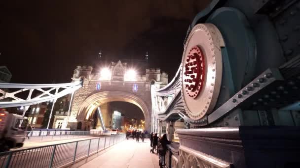 Удивительный Лондонский Тауэрский мост ночью - ЛОНДОН, Англия — стоковое видео