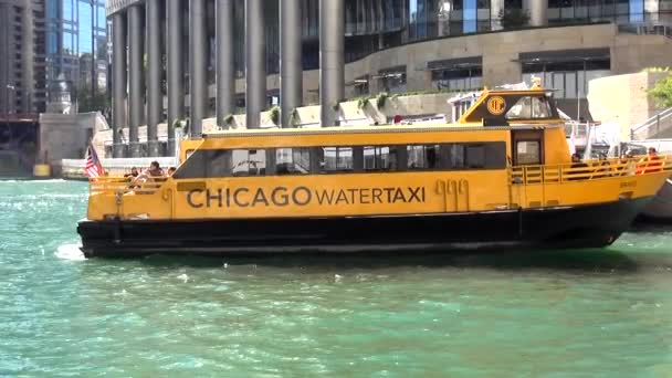 Water Taxi on Chicago River - CHICAGO, ILLINOIS / USA — стоковое видео