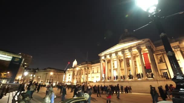 A Galeria Nacional em Londres por noite tiro de ângulo largo - LONDRES, INGLÊS — Vídeo de Stock