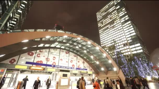Stazione della metropolitana di Londra Canary Wharf di notte - LONDRA, INGHILTERRA — Video Stock