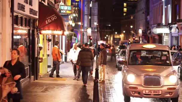 Вид лондонской улицы Сохо ночью - ЛОНДОН, Англия — стоковое видео