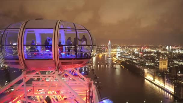 London Eye Capsule solo per uso editoriale - LONDRA, INGHILTERRA — Video Stock