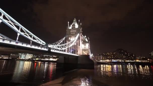 El Puente de la Torre de Londres desde Butlers Wharf por la noche Panning shot - LONDRES, INGLATERRA — Vídeos de Stock