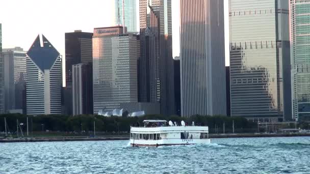 Lake Michigan and Chicago Skyline at sunset - CHICAGO, ILLINOIS / USA — стоковое видео