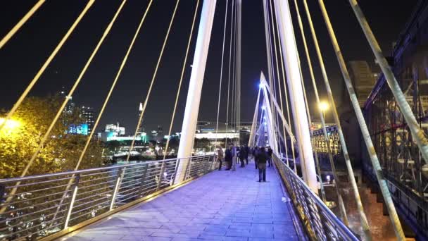 Golden Jubilee Bridge v noci pěší lávka - Londýn, Anglie — Stock video