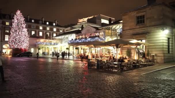 Gran árbol de Navidad en Covent Garden London - LONDRES, INGLATERRA — Vídeo de stock