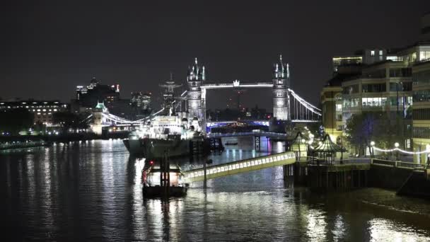 London Bridge City Pier and Tower Bridge - Лондон, Англия — стоковое видео