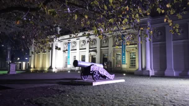 The Royal Naval College Greenwich de noche - LONDRES, INGLATERRA — Vídeo de stock