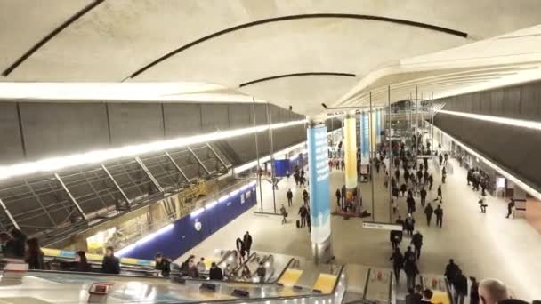 Stazione della metropolitana di Londra Canary Wharf di notte - LONDRA, INGHILTERRA — Video Stock