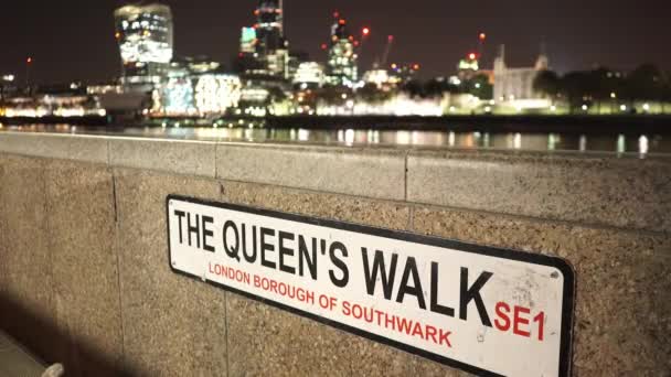 Sign The Queens Walk - Лондон, Англия — стоковое видео