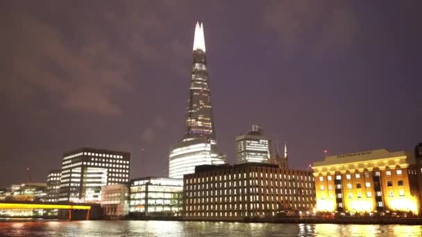 Μεγάλη νύχτα στον ορίζοντα του Λονδίνου με τον πύργο του θραύσμα αγγείου - Λονδίνο, Αγγλία — Αρχείο Βίντεο