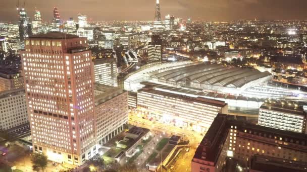 Estación de Waterloo desde arriba por disparo aéreo nocturno - LONDRES, INGLATERRA — Vídeo de stock