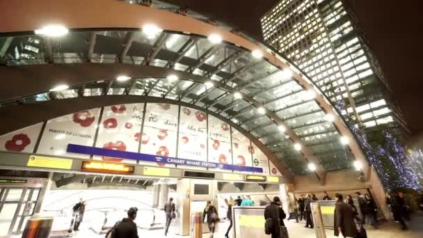 Stacja metra Canary Wharf nocą - Londyn, Anglia — Wideo stockowe