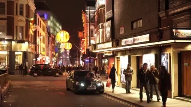 Bairro de teatro em Londres à noite e Chinatown - LONDRES, ENGLÂNDIA — Vídeo de Stock