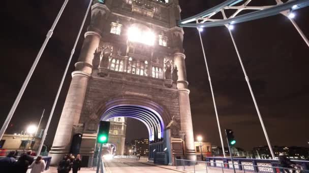 Velká výstavba London Tower Bridge v noci - Londýn, Anglie — Stock video