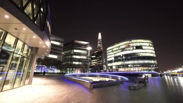 Mais London Riverside à noite - LONDRES, INGLÊS — Vídeo de Stock