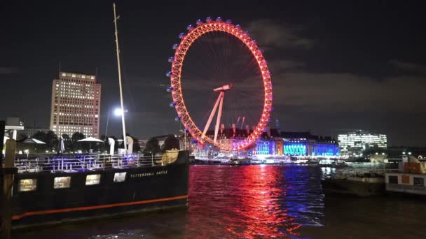 Londres à noite com London Eye em vermelho - LONDRES, INGLÊS — Vídeo de Stock