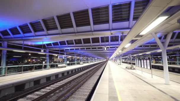 Gece - Londra, İngiltere Londra'nın yeni Blackfriars tren istasyonu — Stok video