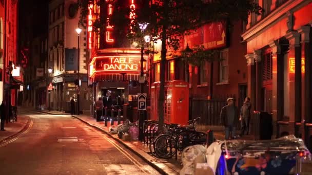 Red Light distrito London Table Dancing bar à noite - LONDRES, PORTUGAL — Vídeo de Stock