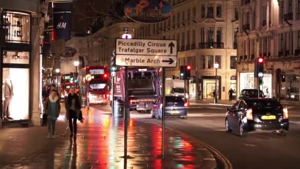 London street view Regent street por la noche - LONDRES, INGLATERRA — Vídeo de stock