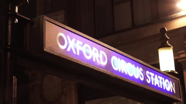 オックスフォード ・ サーカス駅 - ロンドン、イギリスに署名します。 — ストック動画