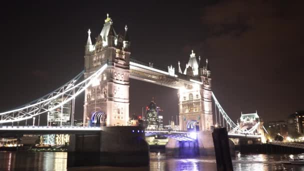 Maravilloso London Tower Bridge de noche - LONDRES, INGLATERRA — Vídeo de stock