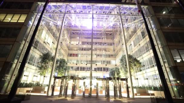 Современное стеклянное здание в Лондоне ночью - ЛОНДОН, Англия — стоковое видео