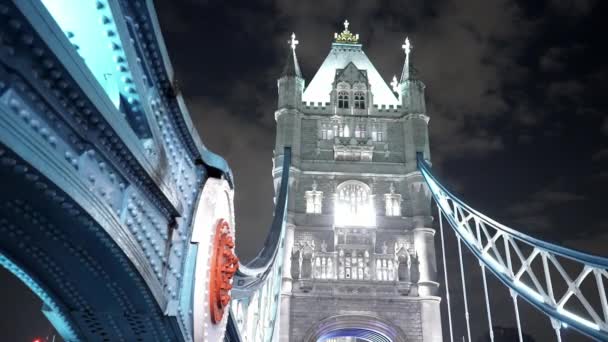 London Tower Bridge nocą - Londyn, Anglia — Wideo stockowe