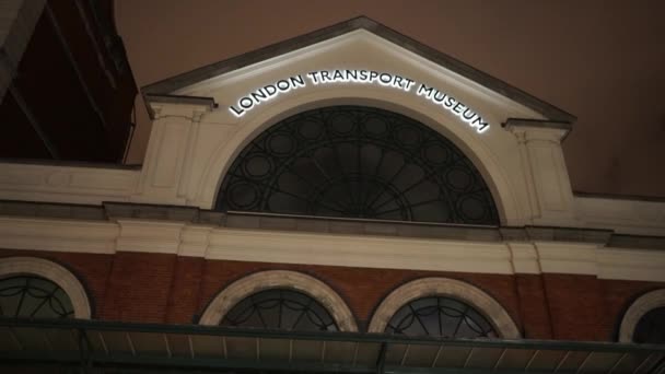 El Museo del Transporte de Londres por la noche - LONDRES, INGLATERRA — Vídeo de stock