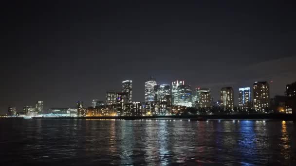 London City Lights en Canary Wharf gran toma de noche - LONDRES, INGLATERRA — Vídeo de stock