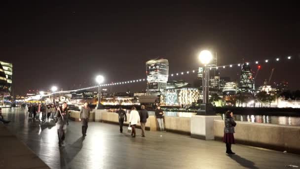 Queens Walk at Thames Riverside London de noche - LONDRES, INGLATERRA — Vídeo de stock