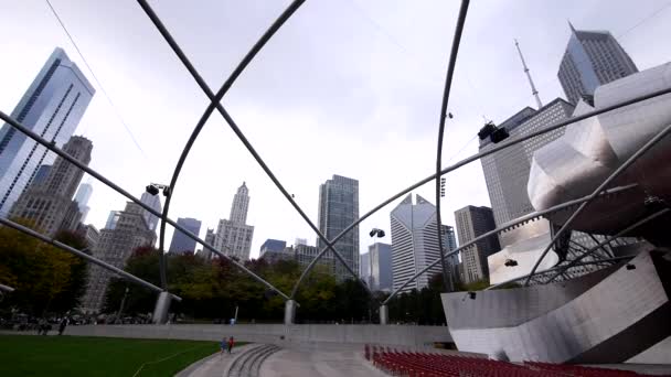 Περίπτερο Pritzker Jay υπαίθρια σκηνή στο Σικάγο Millennium Park - Σικάγο, Ιλλινόις/ΗΠΑ — Αρχείο Βίντεο
