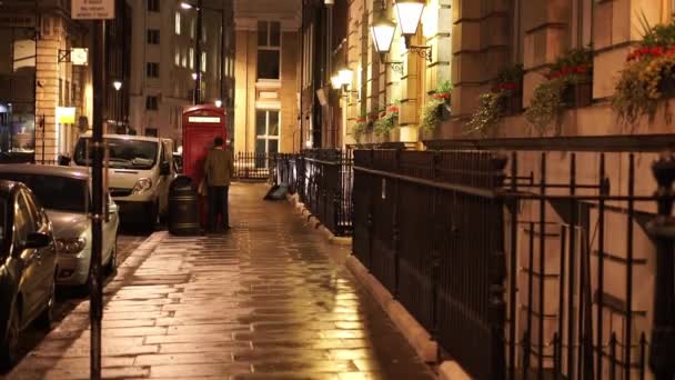 Typický pohled na londýnské ulici v noci velmi romantické - Londýn, Anglie — Stock video