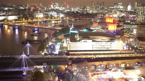 Trains de la gare de Waterloo et vue aérienne de Londres de nuit - LONDRES, ANGLETERRE — Video