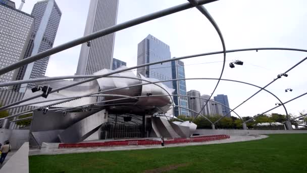 Jay Pritzker Pavilion open-air stage at Chicago Millennium Park - CHICAGO, ILLINOIS/USA — Stock Video