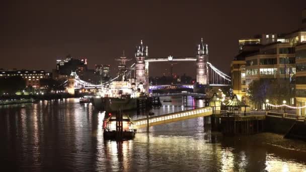 London Bridge City Pier y Tower Bridge - LONDRES, INGLATERRA — Vídeos de Stock