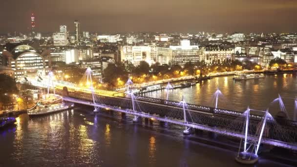 Golden Jubilee Bridge - вид с воздуха на Лондон ночью - ЛОНДОН, Англия — стоковое видео