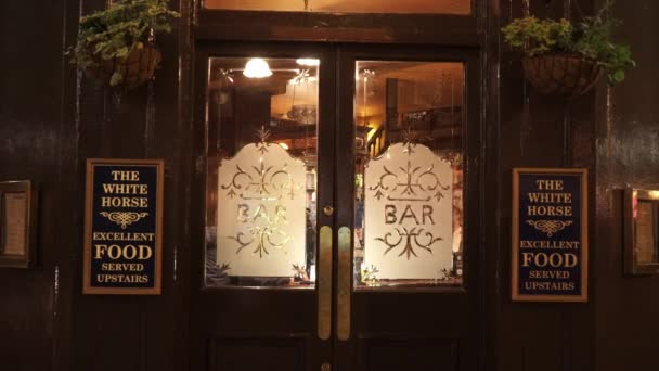 The White Horse British Pub in London Soho - Лондон, Англия — стоковое видео