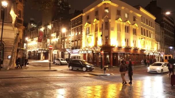 English Pub bei Nacht - London, England — Stockvideo