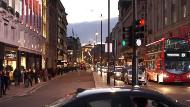 Picadilly Road London in der Abenddämmerung - London, England — Stockvideo