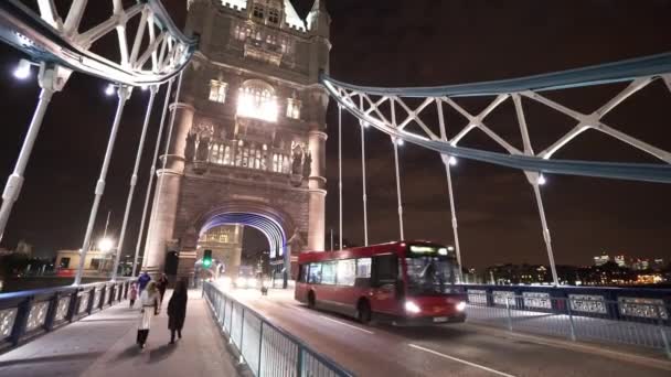 Широкий кут пострілу London Tower Bridge вночі - Лондон, Англія — стокове відео