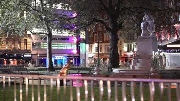 Új Leicester Square Park London éjszakai - London, Anglia — Stock videók