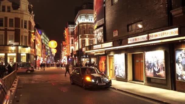 London Queens Theatre door nacht - Londen, Engeland — Stockvideo