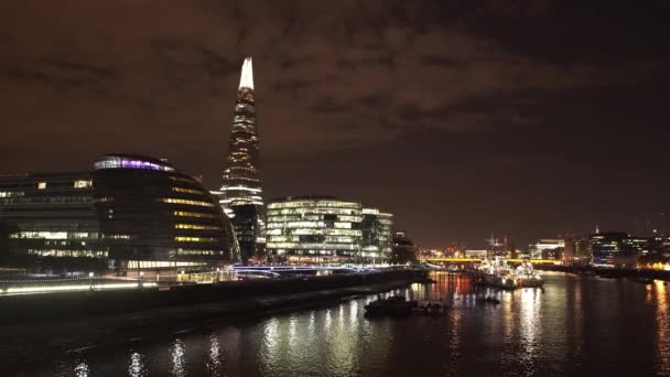 Лондонская ратуша ночью - ЛОНДОН, Англия — стоковое видео