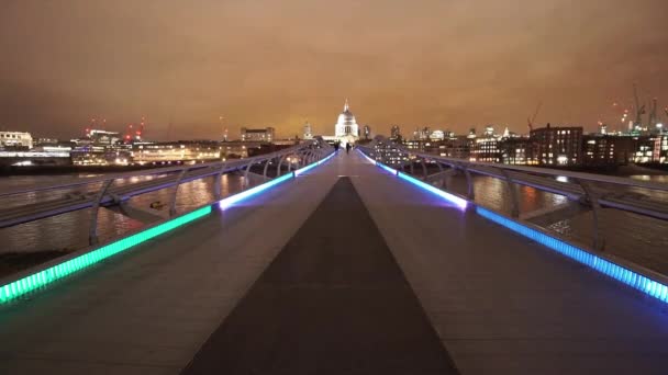 Puente del Milenio de Londres que conduce a la Catedral de St Pauls gran toma de noche - LONDRES, INGLATERRA — Vídeo de stock