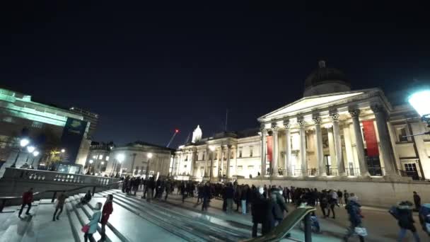 Beaucoup de gens à Trafalgar Square et National Gallery nuit tourné - LONDRES, ANGLETERRE — Video