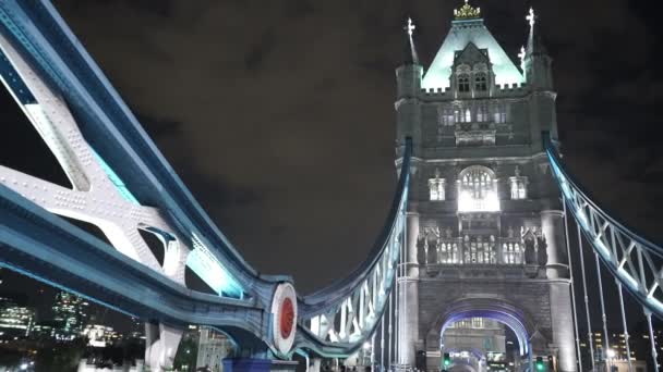 Gran toma de London Tower Bridge por la noche - LONDRES, INGLATERRA — Vídeo de stock