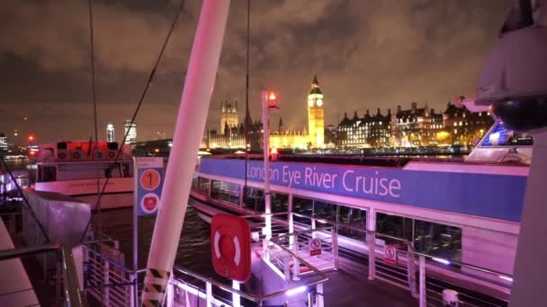 London Eye River Cruise och Houses of Parliament nattetid - London, England — Stockvideo