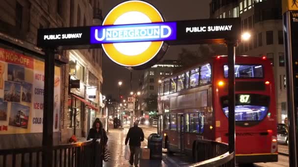 Entrada al metro de Londres y metro público en Picadilly Circus - LONDRES, INGLATERRA — Vídeos de Stock